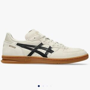 ASICS Women’s Skyhand OG sneakers in oatmeal and black size 6.5